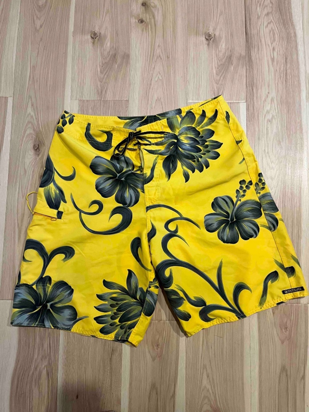 Quiksilver Men's Yellow Floral Hawaiian Print Board Shorts